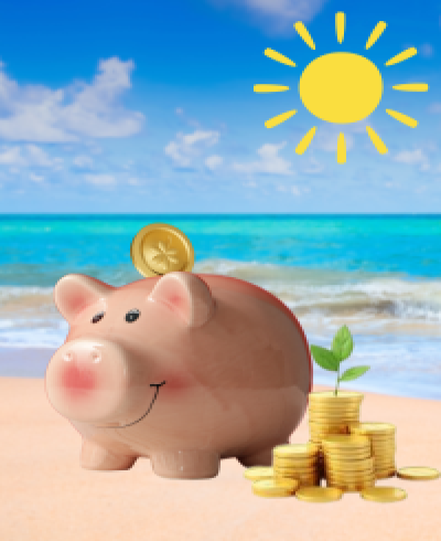Ilustracja przedstawia różową świnkę skarbonkę na piasczystej plaży, w tle niebieskie morze i niebo.