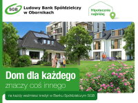Grafika przedstawiajaca kobietę, mężczyznę, dzieci oraz psa bawiących się na zielonej trawie.